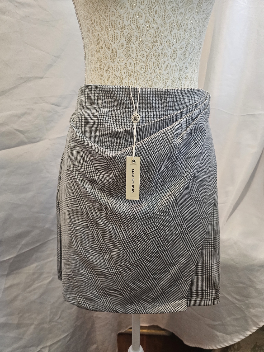 Max Studio Black and White Plaid Wrap-Style Mini Skirt.  Sz XL.